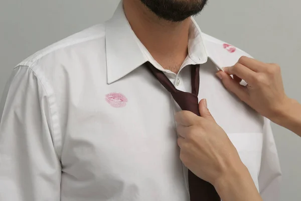 Mulher Notou Marcas Beijo Batom Endireitar Camisa Gravata Marido Close — Fotografia de Stock