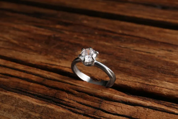 Hermoso Anillo Compromiso Lujo Con Piedras Preciosas Sobre Fondo Madera — Foto de Stock