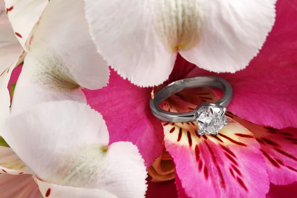 Piękny Pierścionek Zaręczynowy Kamieniem Szlachetnym Kwiatku Zbliżenie — Zdjęcie stockowe