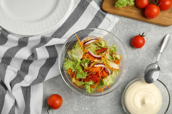 Ensalada Deliciosa Tazón Mayonesa Sobre Mesa Gris Puesta Plana — Foto de Stock