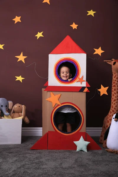 Roztomilý Chlapeček Hrající Doma Kartonovou Raketou Hračkami Interiér Dětského Pokoje — Stock fotografie