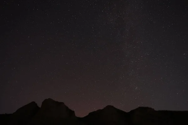 Vista Pitoresca Céu Estrelado Noite Sobre Colina — Fotografia de Stock