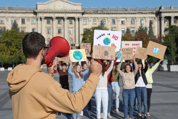 Grupp Med Affischer Som Protesterar Mot Klimatförändringen Stadens Gata — Stockfoto