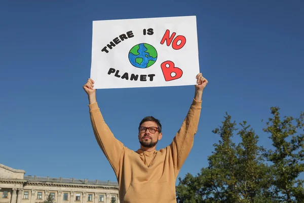 Uomo Con Poster Che Protesta Contro Cambiamento Climatico All Aperto — Foto Stock