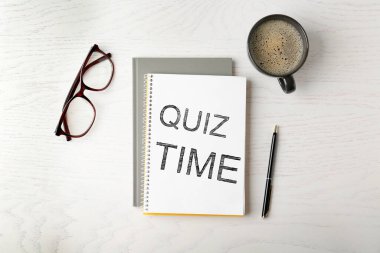 Sözcük Sınavı Zamanı Defterde, bir fincan kahve, bardaklar ve kalemle beyaz ahşap masaya, düz uzan