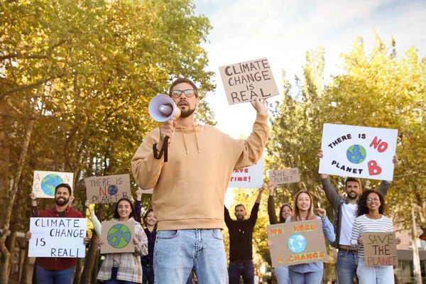 Ομάδα Ατόμων Αφίσες Που Διαμαρτύρονται Κατά Της Κλιματικής Αλλαγής Εξωτερικούς — Φωτογραφία Αρχείου