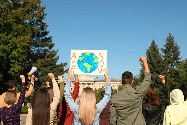 Група Людей Плакатами Які Протестують Проти Зміни Клімату Відкритому Повітрі — стокове фото