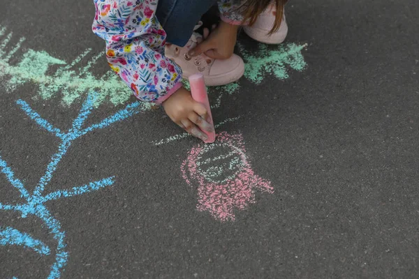 Kind Zeichnet Familie Mit Kreide Auf Asphalt Nahaufnahme — Stockfoto