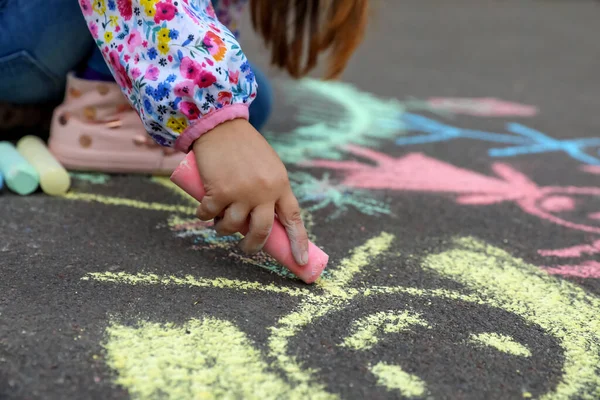 Kind Zeichnet Familie Mit Kreide Auf Asphalt Nahaufnahme — Stockfoto