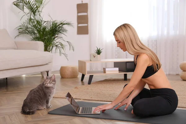 Mooie Vrouw Met Haar Kat Kijken Online Yoga Klasse Thuis — Stockfoto