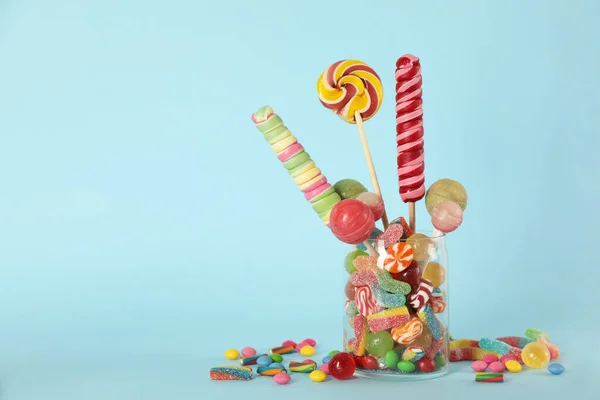 Tarro Con Diferentes Deliciosos Caramelos Sobre Fondo Azul Claro Espacio — Foto de Stock