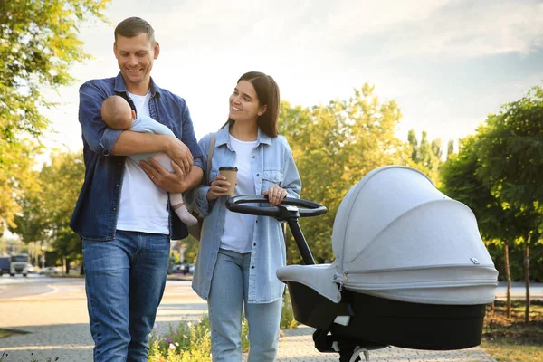 Gelukkige Ouders Wandelen Met Hun Baby Het Park Zonnige Dag — Stockfoto