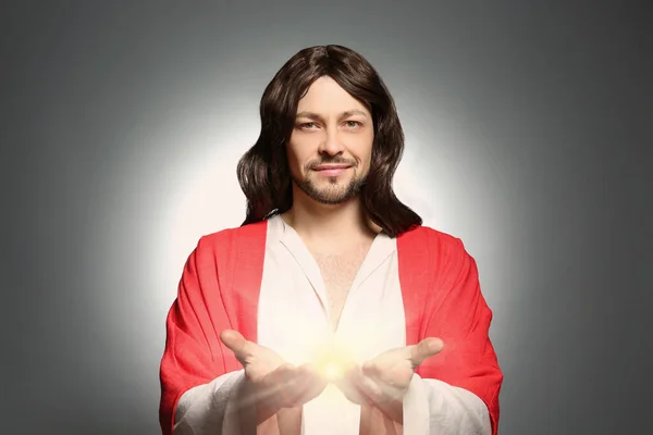 Jesus Cristo Sobre Fundo Cinzento Luz Milagrosa Nas Mãos — Fotografia de Stock