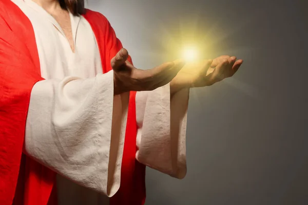 Jesus Christus Auf Grauem Hintergrund Nahaufnahme Wundersames Licht Den Händen — Stockfoto