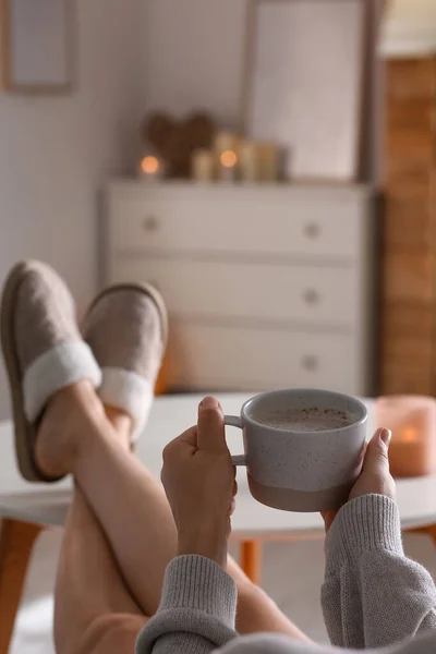 Mujer Con Taza Café Aromático Relajante Casa Primer Plano — Foto de Stock