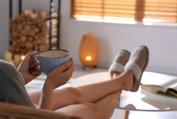 Mujer Con Taza Café Aromático Relajante Casa Primer Plano — Foto de Stock