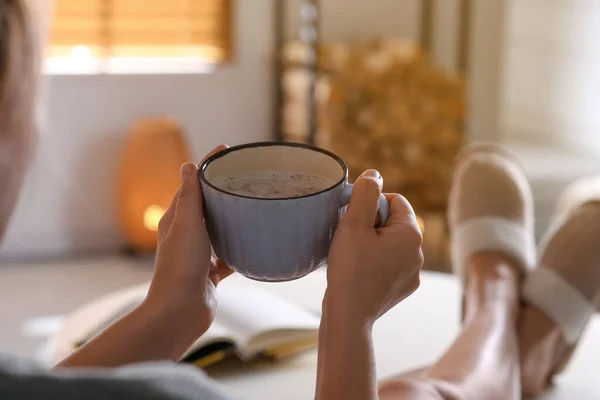 Mujer Con Taza Café Aromático Relajante Casa Primer Plano — Foto de Stock