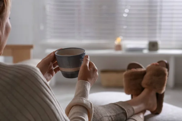 Kvinna Med Kopp Aromatiskt Kaffe Avkopplande Hemma Närbild — Stockfoto