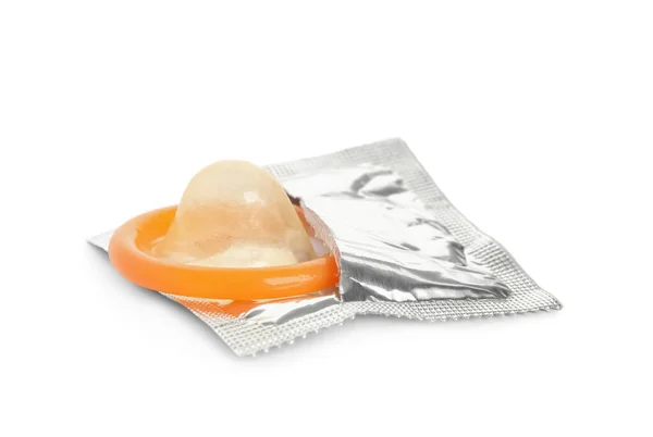 打开包装的橙色避孕套隔离在白色 安全性行为 — 图库照片