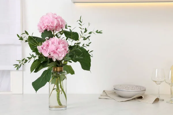 Όμορφα Ροζ Λουλούδια Βάζο Στον Πάγκο Της Κουζίνας Χώρος Για — Φωτογραφία Αρχείου