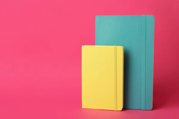 Elegantes Planificadores Coloridos Sobre Fondo Rosa Espacio Para Texto — Foto de Stock