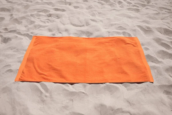 Mooie Zachte Oranje Strandhanddoek Zand — Stockfoto