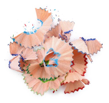 Beyaz zemin üzerinde renkli kalem talaşı yığını, üst görünüm