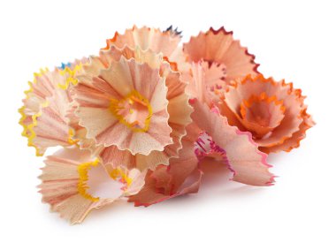 Beyaz arkaplanda renkli kalem talaşı yığını