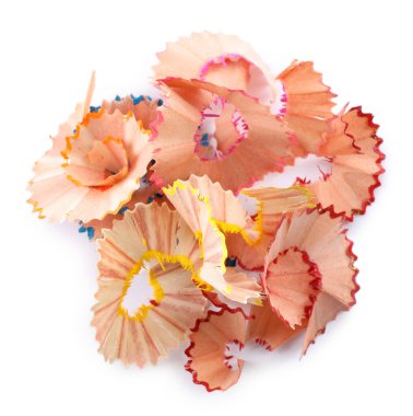 Beyaz zemin üzerinde renkli kalem talaşı yığını, üst görünüm