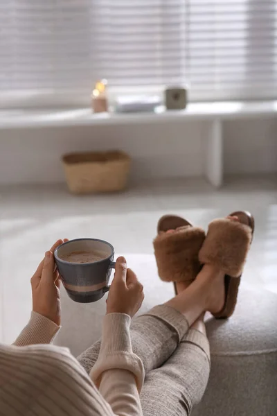 Mujer Con Taza Café Aromático Relajante Casa Primer Plano — Foto de Stock