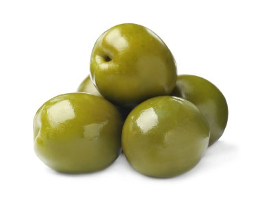 Beyaz arkaplanda bir sürü taze yeşil zeytin