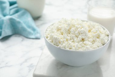 Beyaz mermer masada, kâse içinde nefis taze süzme peynir.