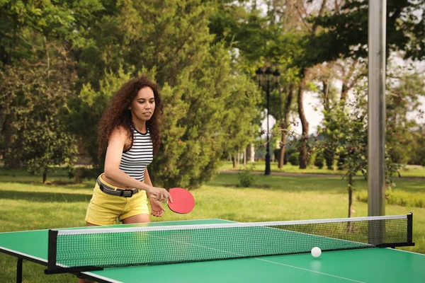 年轻的非洲裔美国妇女在户外打乒乓球 — 图库照片