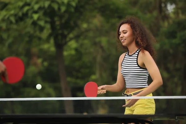 Giovane Donna Afroamericana Che Gioca Ping Pong All Aperto — Foto Stock