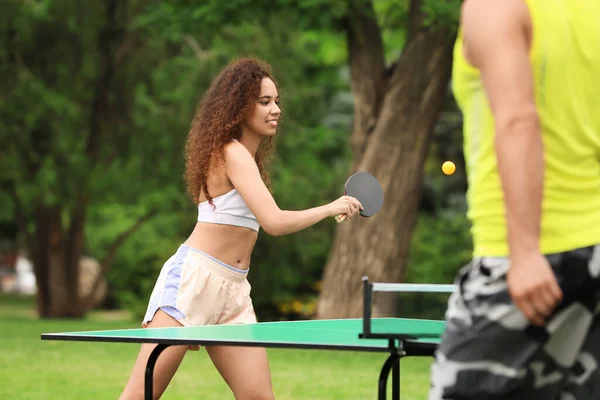 夏の日に屋外で卓球をしている友達 — ストック写真