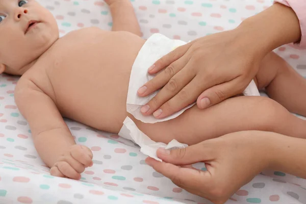 Mamma Byter Blöjan Bordet Närbild — Stockfoto