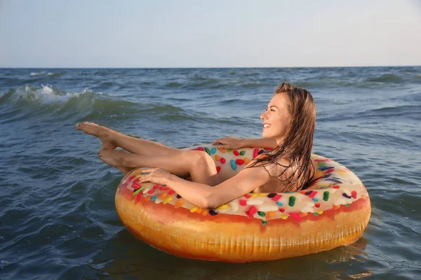 Gelukkig Vrouw Met Opblaasbare Ring Zee — Stockfoto