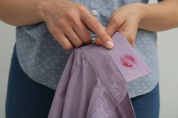 Kvinna Pekar Läppstift Kyss Märke Sin Mans Skjorta Närbild — Stockfoto