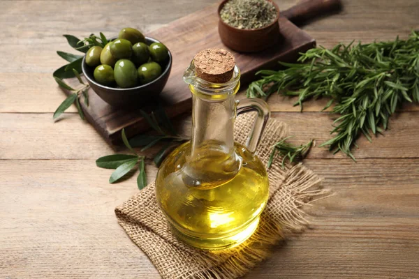 Jarra Vidrio Aceite Aceitunas Maduras Hojas Verdes Sobre Mesa Madera — Foto de Stock