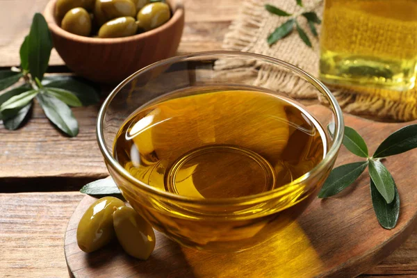 Bol Verre Huile Olives Mûres Feuilles Vertes Sur Table Bois — Photo