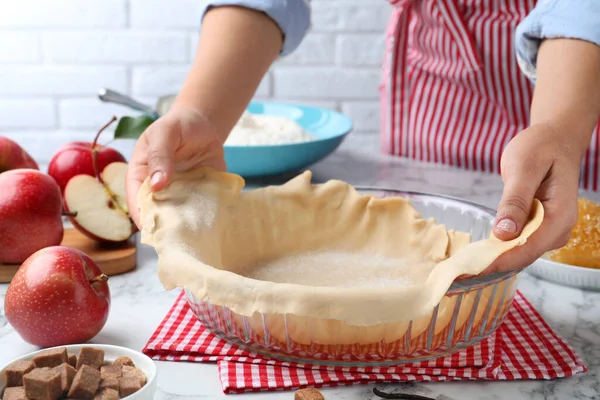 Femme Mettant Pâte Pour Tarte Aux Pommes Dans Plat Cuisson — Photo