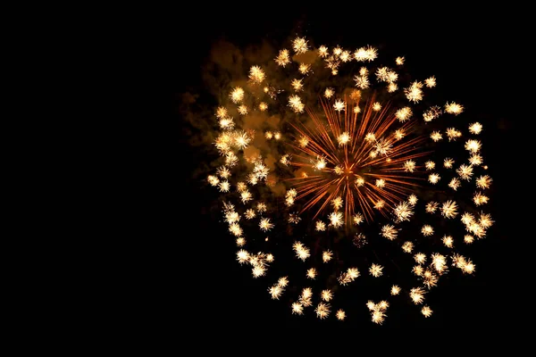 Hermoso Fuegos Artificiales Brillantes Iluminando Cielo Nocturno — Foto de Stock