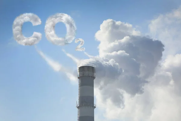 煙で作られた碑文Co2 青い空に対して屋外の工業用煙突からの大気汚染 — ストック写真