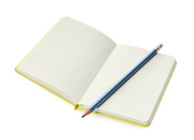 Boş sayfaları ve beyaz üzerine izole edilmiş kalemi olan açık bir defter