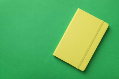 Yeşil arka planda sert kapağı olan yeni şık bir planlamacı. Metin için boşluk