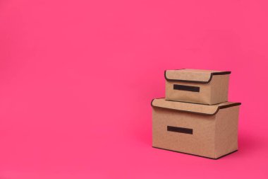 Pembe arka planda iki tekstil deposu. Metin için boşluk