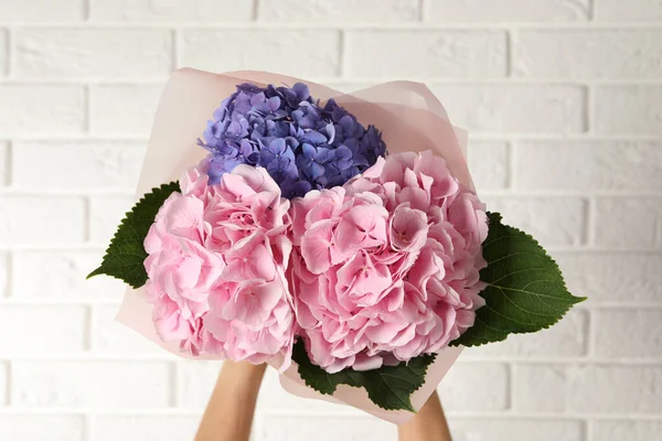 Csokor Gyönyörű Hortensia Virágok Közelében Fehér Tégla Fal Közelkép — Stock Fotó