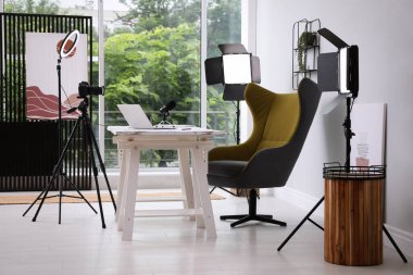 Profesyonel ekipman ve dizüstü bilgisayarlı modern blog yazarının çalışma alanı