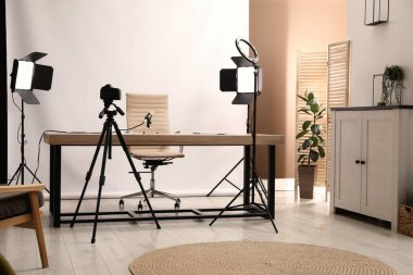 Odasında profesyonel ekipman bulunan modern blogcu işyeri