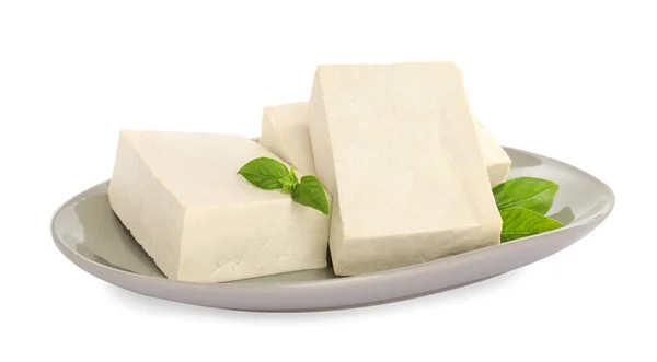 Prato Com Delicioso Tofu Cru Manjericão Isolado Branco — Fotografia de Stock